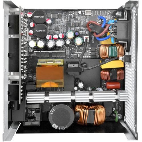 Interieur van een computer voeding met printplaten, condensatoren, transformatoren en bedrading.