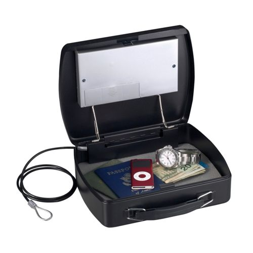 Caja fuerte negra abierta con pasaporte, iPod, reloj y dinero dentro. Cable adjunto.