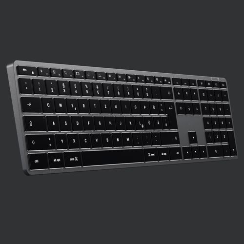 Eine silberne und schwarze Tastatur in voller Größe mit Ziffernblock wird leicht schräg gezeigt.