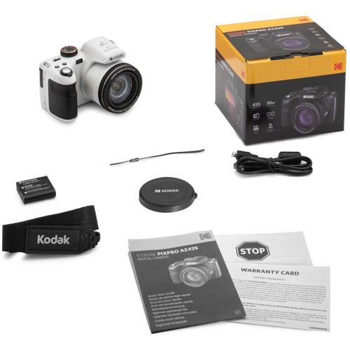 Una cámara Kodak Pixpro AZ425 blanca con accesorios, incluyendo caja, batería, correa, tapa de lente y manuales.