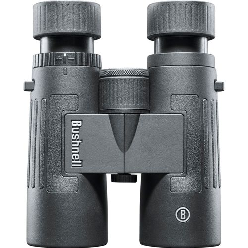 Una vista frontale ravvicinata di un binocolo Bushnell nero. Il logo è visibile.