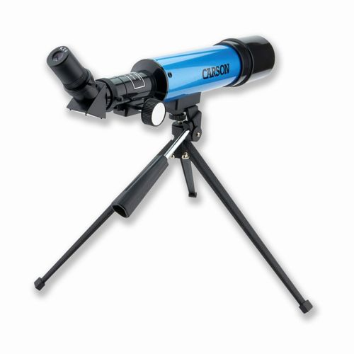 Ein blaues Carson-Teleskop ist auf einem schwarzen Stativ montiert. Das Teleskop hat eine schwarze Okular- und Kappe.