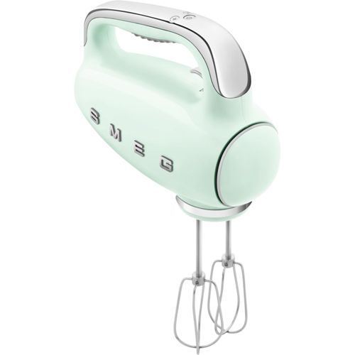 Ein hellgrüner Smeg-Handmixer mit silbernen Akzenten und zwei Schlagbesen.