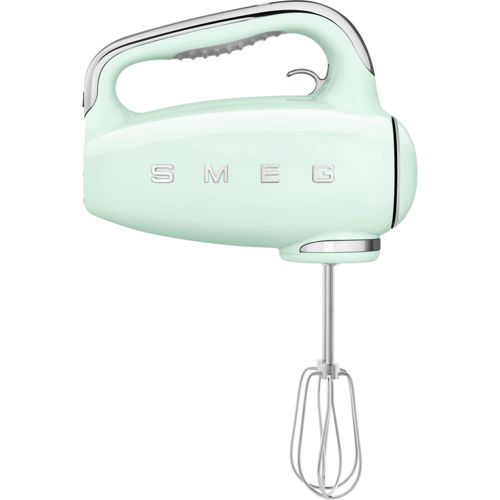 Ein hellgrüner Handmixer von Smeg mit Chromdetails und einem Schneebesen.
