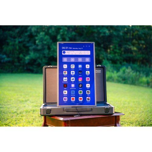 Ein Tablet mit Apps steht auf einem Koffer im Freien.