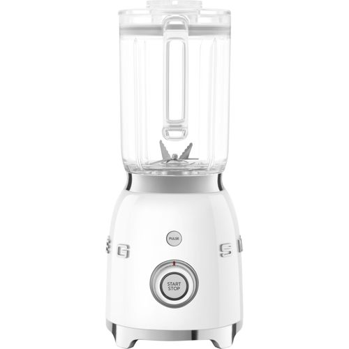 Ein weißer Standmixer mit einem transparenten Behälter und silbernen Akzenten.
