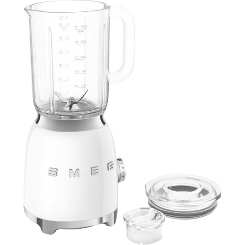Eine weiße Smeg-Standmixersockel mit Glasbehälter und Messskala, daneben Deckel.