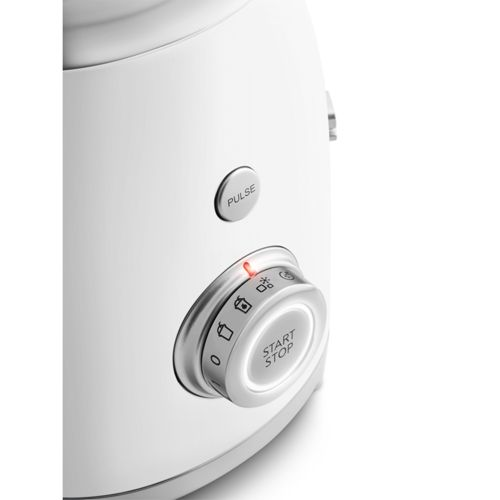 Ein weißer Mixer mit einem Pulstaster und einem Drehknopf mit Symbolen für verschiedene Einstellungen.