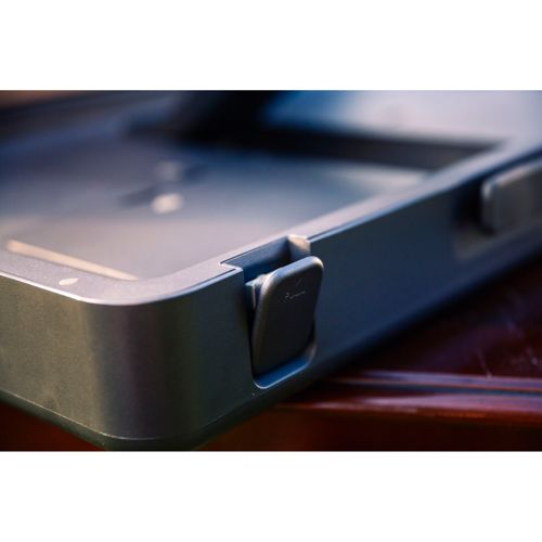 Nahaufnahme eines dunkelgrauen elektronischen Geräts mit einem kleinen Hebel an der Seite.