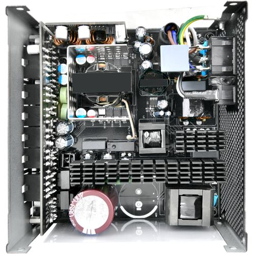 Vista interna di un alimentatore per computer con molti componenti, circuiti e fili.