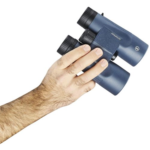 Eine Hand hält eine blaue Fernglas mit schwarzem Fokusring.