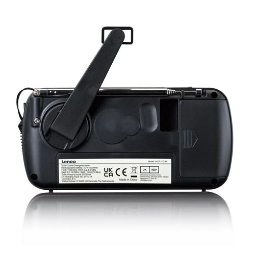 Radio de emergencia negro con manivela, antena y etiqueta.