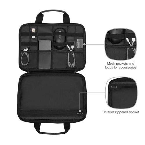 Schwarze offene Tasche mit organisierten Fächern für Zubehör, Kabel und eine Maus.