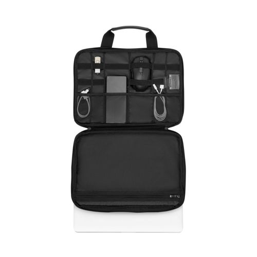 Schwarze offene Tasche mit organisierten Tech-Accessoires wie Maus, Kabeln und Telefon.