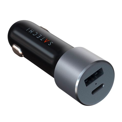 Un caricabatterie da auto USB nero e argento con una porta USB-A e una USB-C.