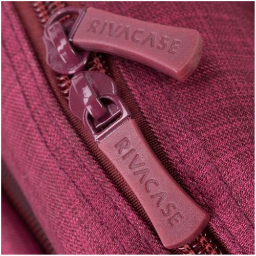 Zwei rote Reißverschlüsse mit dem RIVACASE-Logo auf einem roten Stoff.