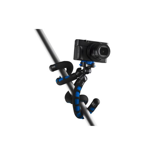 Una fotocamera nera è attaccata a un treppiede flessibile con segmenti blu e neri, avvolto attorno a un palo di metallo.