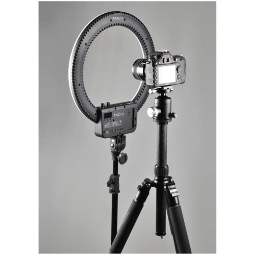 Eine Digitalkamera ist auf einem Stativ montiert, mit einem Ringlicht dahinter.