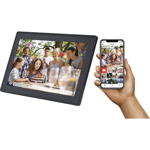 Digitaler Bilderrahmen zeigt Geburtstagsszene, daneben ein Handy mit Foto-App.