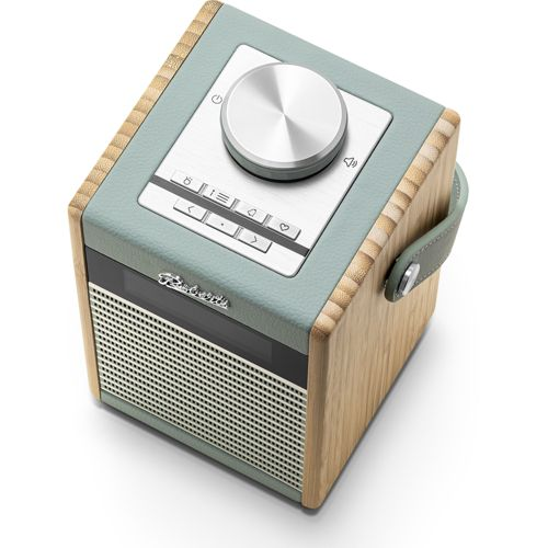 Une radio vert clair avec boîtier en bois, bouton métallique et grille d'enceinte.