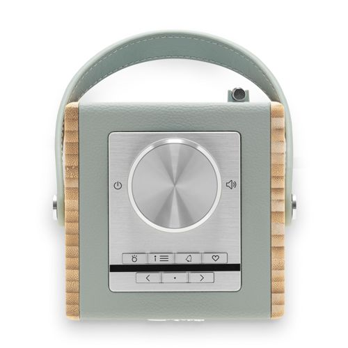 Radio grise avec côtés en bois, cadran argenté et boutons sur fond blanc.