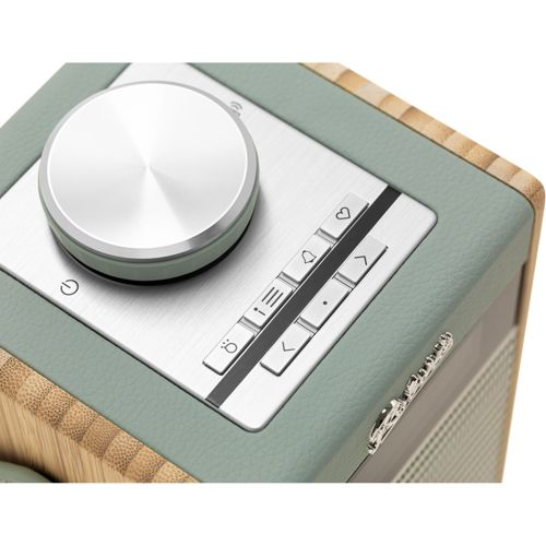 Gros plan d'une radio avec cadran, boutons et accents en bois.