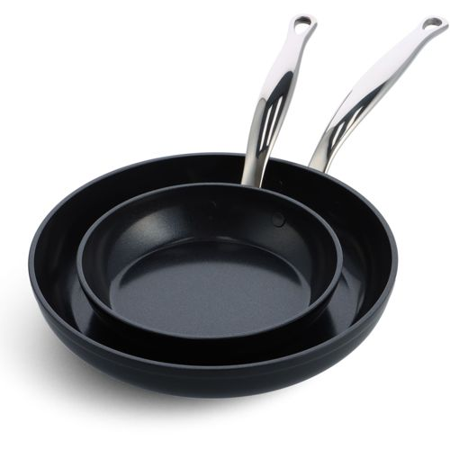 Zwei schwarze Bratpfannen mit glänzenden Metallgriffen, eine in der anderen.