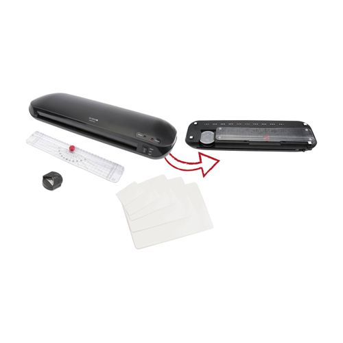 Ein schwarzer Laminator mit Zubehör: Schneidelineal, Würfel-Schneider, Laminierfolien.