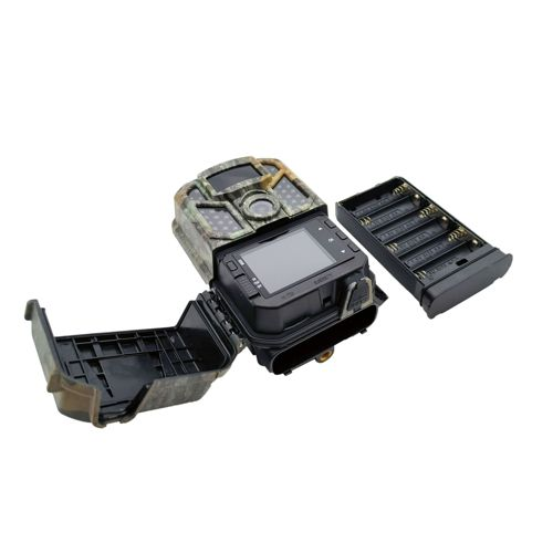 Eine Wildkamera mit offenem Fach, daneben ein Batteriefach.