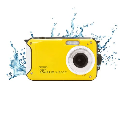 Una fotocamera digitale gialla impermeabile con spruzzi d'acqua.