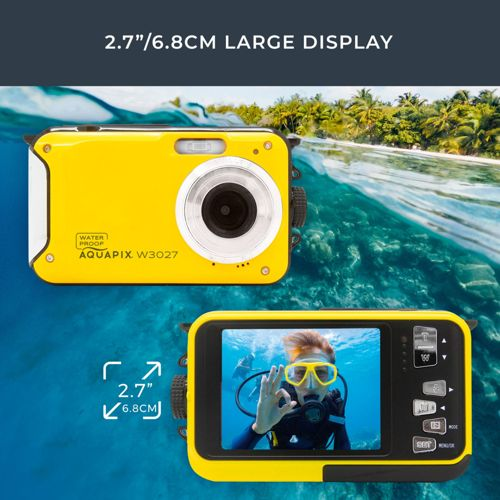 Fotocamera gialla impermeabile con schermo che mostra un sub. Vista sopra l'acqua.