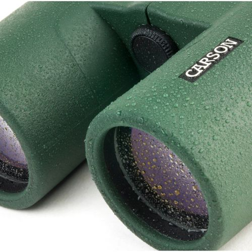Binocolo verde coperto di gocce d'acqua con logo CARSON.