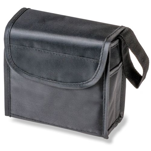 Eine schwarze Stofftasche mit Klappe und Tragegriff steht auf weißem Hintergrund.