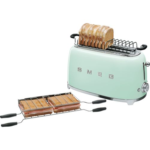 Una tostadora SMEG verde menta con rebanadas de pan y rejilla para sándwiches.