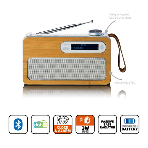 Une radio en bois avec antenne, haut-parleur et écran. Icônes Bluetooth, DAB+, horloge, 3W, basses et batterie.