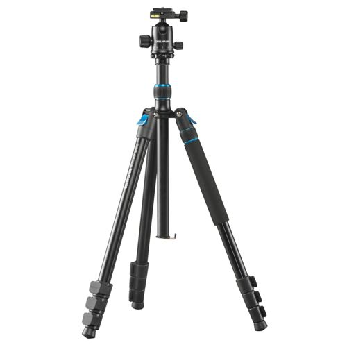 Un treppiede per fotocamera nero con accenti blu e testa a sfera.