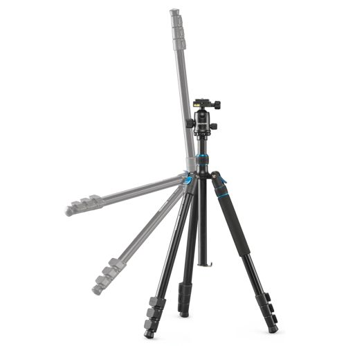 Un treppiede nero con colonna centrale estensibile e accenti blu.
