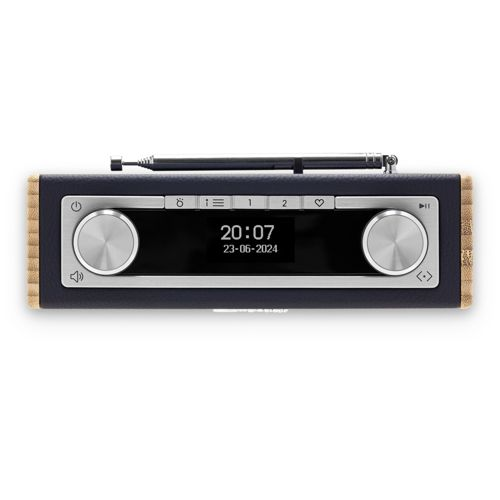 Une radio noire et bois avec boutons argentés et écran numérique affichant l'heure et la date.