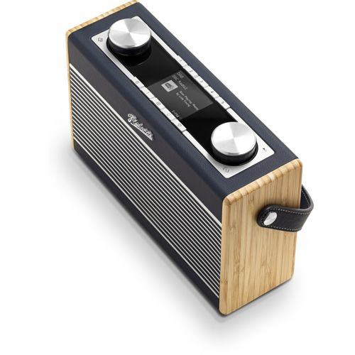 Une radio rétro avec des accents de bois, un corps bleu et des boutons argentés.