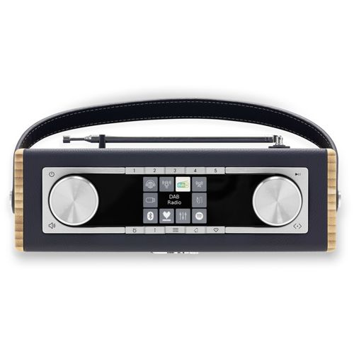 Une radio DAB sombre avec des accents en bois et une poignée en cuir.