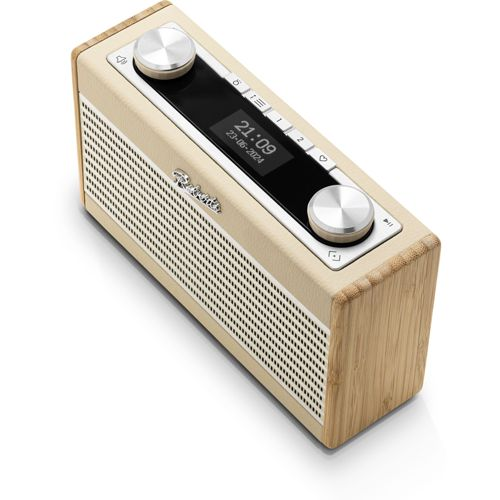 Une radio crème avec des accents de bois et un écran numérique affichant 21h09.