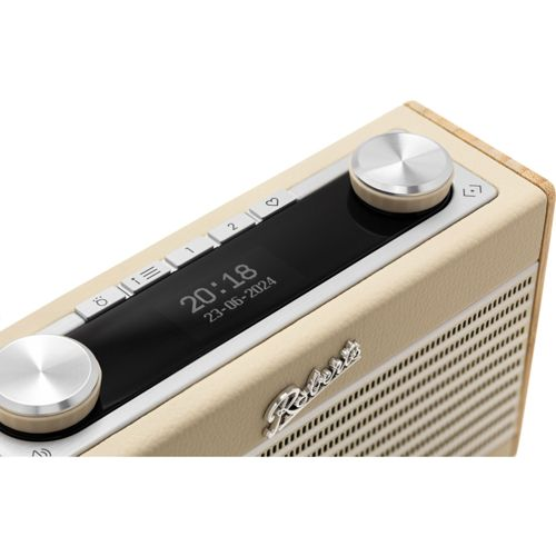 Une radio Roberts couleur crème avec des boutons argentés et un écran numérique.