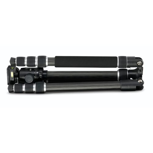 Ein schwarzes Carbon-Stativ mit gepolstertem Griff, zusammengeklappt.