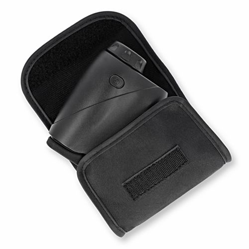 Ein schwarzes Fernglas liegt in einer offenen schwarzen Tasche mit Klettverschluss.