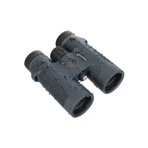 Binocolo grigio scuro con gocce d'acqua su sfondo bianco.