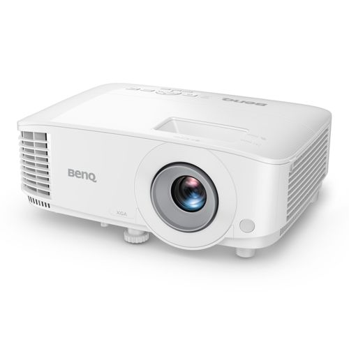 Un proyector BenQ XGA blanco con la lente hacia adelante, sobre fondo blanco.