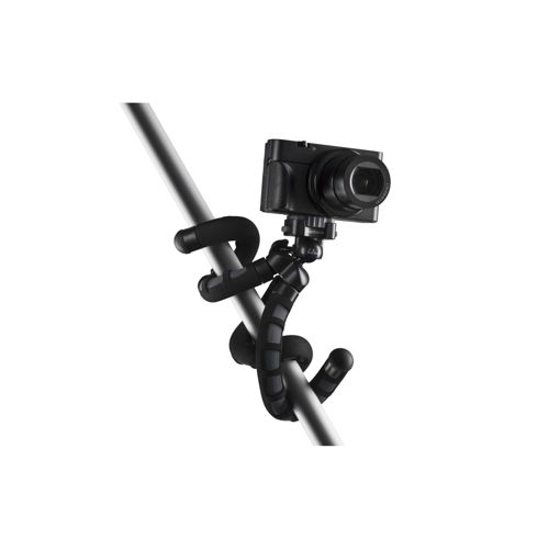 Una fotocamera digitale nera è attaccata a un treppiede flessibile montato su un palo metallico.