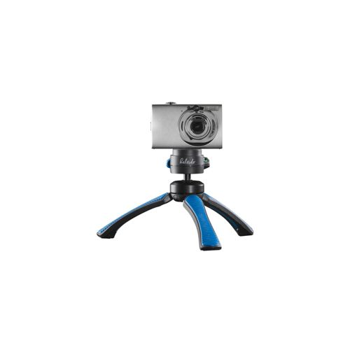 Fotocamera digitale argentata su un mini treppiede blu e nero.