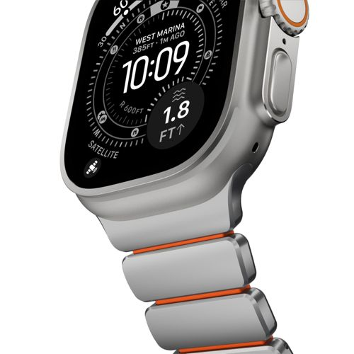 Silberne Smartwatch mit orangefarbenem Akzent am Armband, zeigt 10:09 Uhr und 1,8 FT.