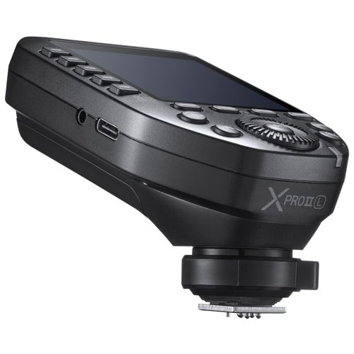 Un trigger flash per fotocamera nero con schermo, pulsanti e porta USB.